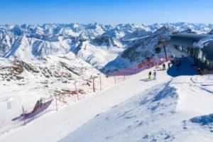 Blick auf Pisten, Liftstation und Berge