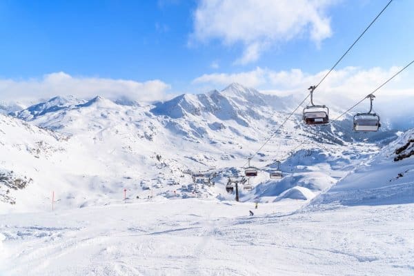 Sessellift mit Panoramablick auf die Berge