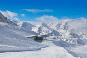 Blick auf Berghütte und Pisten im Skiurlaub Salzburger Land
