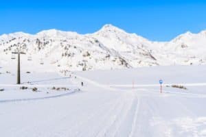 Blick auf Pisten und verschneite Berge