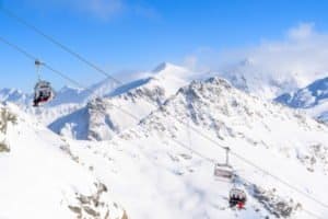 Sessellift vor Bergpanorama auf Skireise in Slowenien