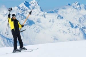 Glücklicher Skifahrer im Schlepplift