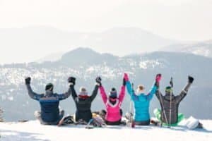 Freundesgruppe wirft beim Gruppenfoto die Arme in die Luft