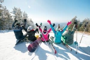 Gruppenfoto von Freunden mit Blick aufs Tal