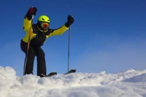 Skifahrer am Start am Pistenanfang