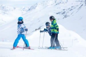 Kinder stehen beim Skifahren beim Skifahren in Bayern