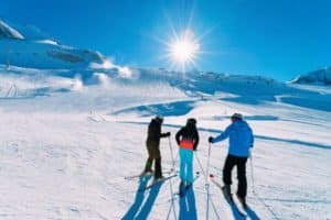 Gruppe von Skifahrern stehen in der Sonne beim Skifahren Ostern