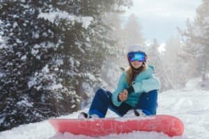 Snowboarderin im Schnee im Skigebiet Winterberg