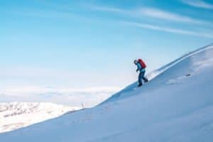 Snowboarder im Puderschnee im Skiurlaub Wallis