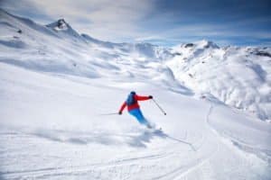 Skifahrer bei besten Bedingungen bei Skireisen in Kanada