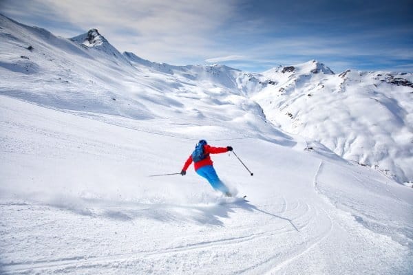 Skifahrer bei besten Bedingungen bei Skireisen in Kanada