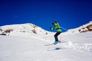 Junger Skispringer springt auf Piste