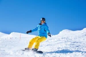 Snowboarder auf der Piste bei Skireisen in Frankreich