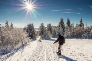Snowboarder in den Bergen