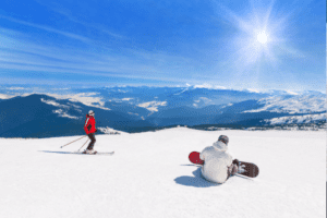 Ski- und Snowboardfahrer bei besten Bergwetter 