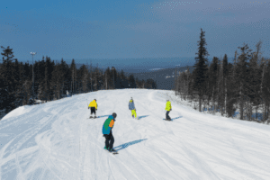 Snow- und Skifahrer auf der Piste