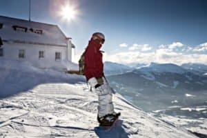 Snowboarderin vor Hütte