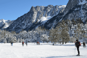 Winterwandern vor Bergkulisse im Skiurlaub Vorarlberg