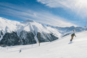 Snowboarder vor Bergpanorama