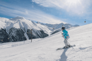 Skifahrer vor Bergpanorama
