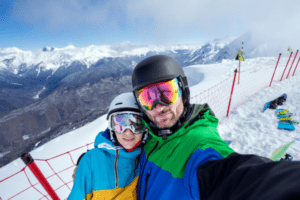 Selfie von einer Frau und einem Mann auf einer Ski Pauschalreise