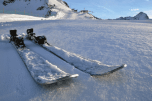 Skier im Schnee im Skiurlaub Sauerland