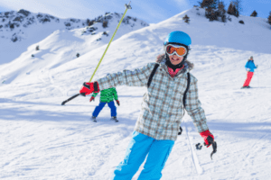 Skifahrendes Kind auf der Piste