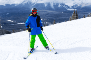 Skifahrer steht vor Abhang