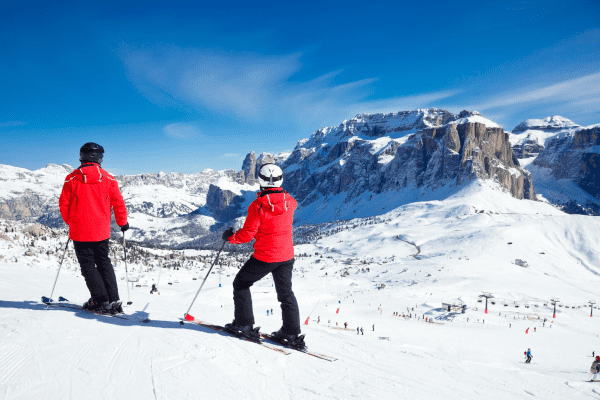 Zwei skifahrer mit roten Jacken am Hang
