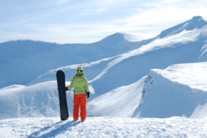 Snowboarderin schaut auf die Berge