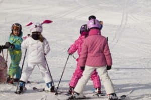 Kinderskigruppe mit Hasenohren