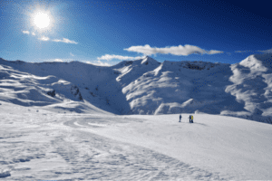 Panoramablick auf die Berge bei Winterreisen