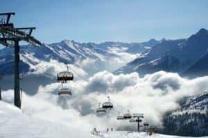Sessellift im Nebel im Skigebiet Garmisch-Partenkirchen