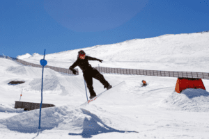 Snowboarder springt im Snowpark