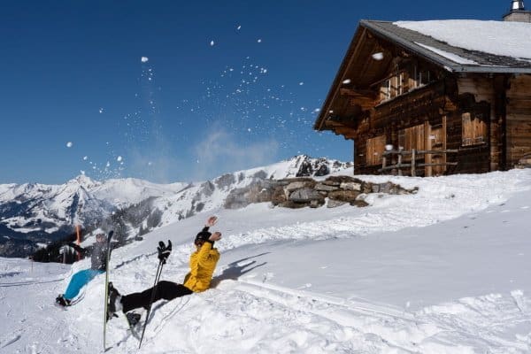 Skifahrer machen eine Pause vor einer Hütte