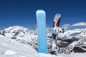 Snowboards stecken im Schnee