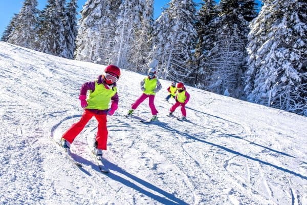 Kinder beim Skikurs