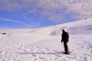 schneeschuhwandern auf verschneiter Wiese