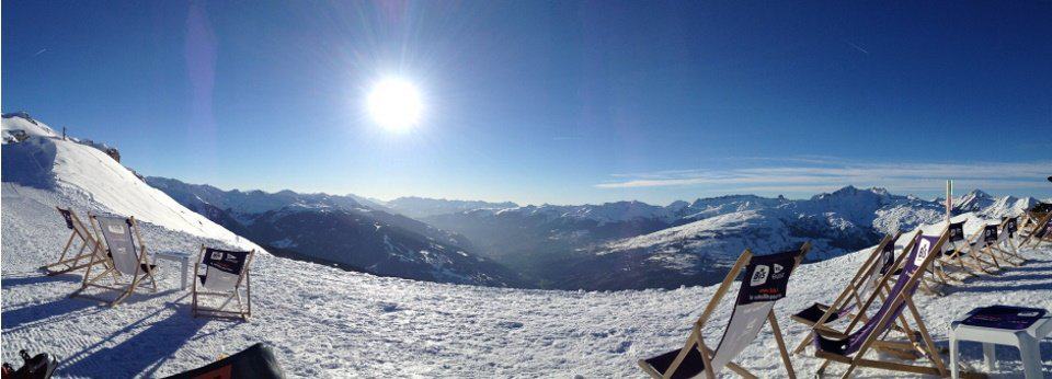 Sonnenstühle im Schnee mit Sonne