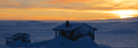 Hütte und Sonnenaufgang