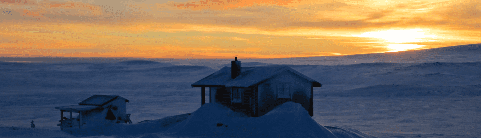 Hütte und Sonnenaufgang