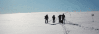 Schneeschuhwanderer folgt Markierungen