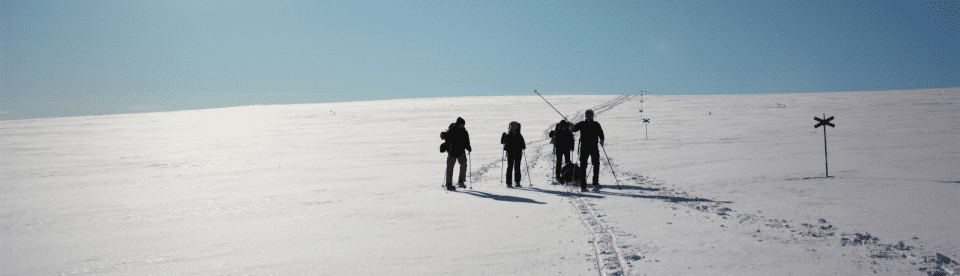 Schneeschuhwanderer folgt Markierungen