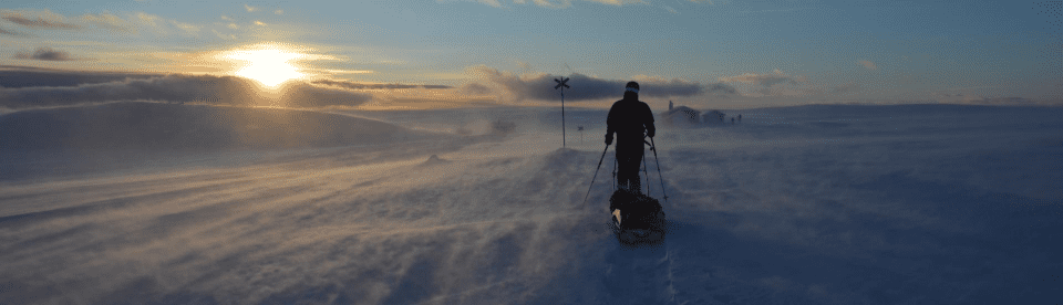 Skiwanderer mit Gepäckschlitten