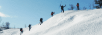 Skiwanderer laufen Berg hoch