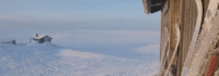 Ski vor Hütte und weißer Landschaft