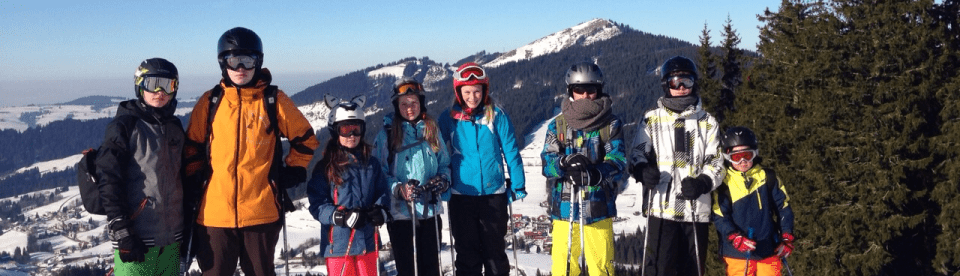 Skigruppe vor Berg