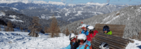 Kinder auf Bank im Schnee
