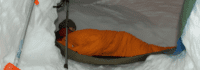 Schlafsack in Schneehöhle