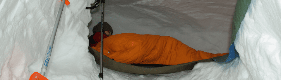 Schlafsack in Schneehöhle